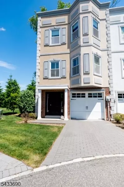 21 Stonybrook Cir, Fairfield, NJ 07004