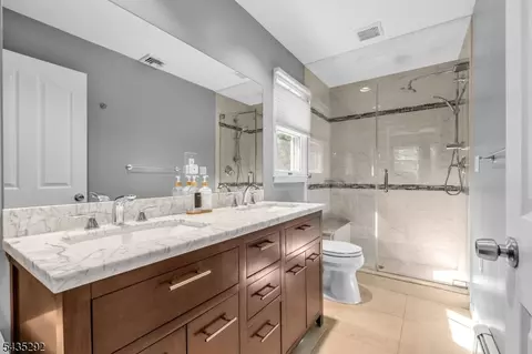 Bath - 31 Monhegan Ave, Wayne, NJ 07470 photo 3 of 6