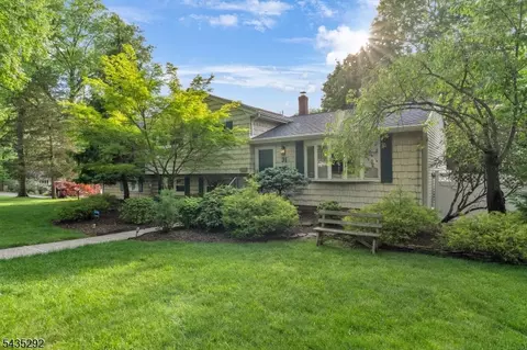 31 Monhegan Ave, Wayne, NJ 07470