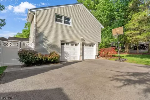 Exterior - 31 Monhegan Ave, Wayne, NJ 07470 photo 4 of 9