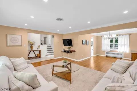 Living - 31 Monhegan Ave, Wayne, NJ 07470 photo 1 of 2