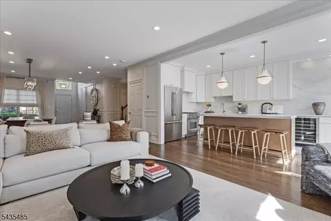 41 Chestnut Ct, Cedar Grove, NJ 07009