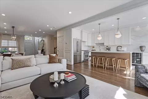 41 Chestnut Ct, Cedar Grove, NJ 07009