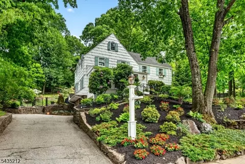 15 Afterglow Ave, Verona, NJ 07044