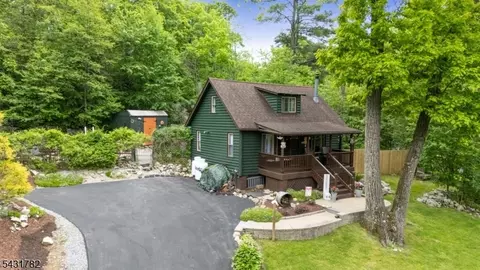 66 Fairlawn Dr, Hewitt, NJ 07421