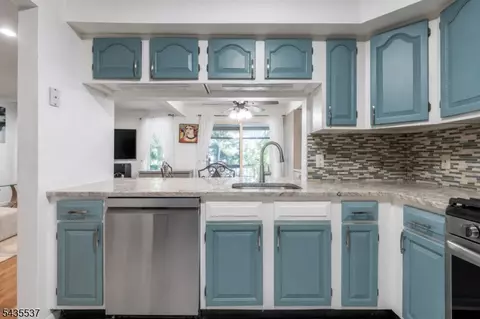 15 Boulder Run Rd, Paterson, NJ 07501