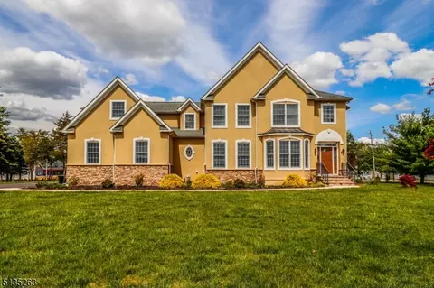 2 Brenner Ct, Somerset, NJ 08873