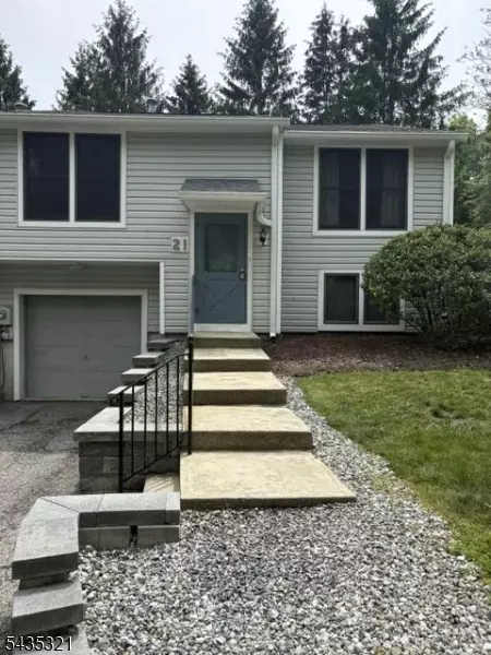 21 Quail Ct, Hamburg, NJ 07419