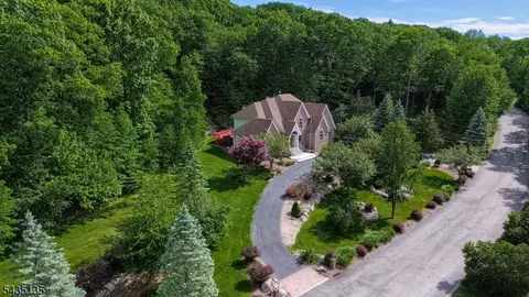 26 Stonehedge Dr, Hardyston, NJ 07460