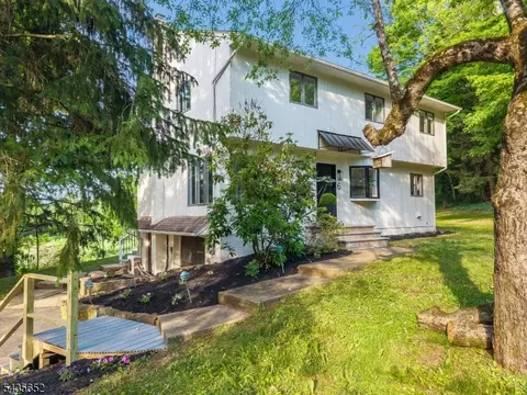 6 Race St, Pittstown, NJ 08867