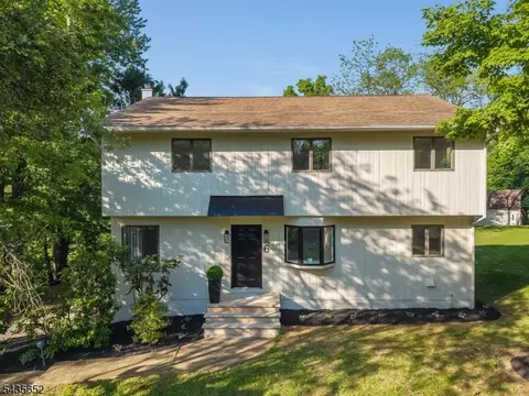 6 Race St, Pittstown, NJ 08867