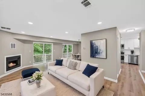 32 Woods Edge Dr, Succasunna, NJ 07876