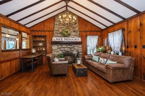 7 Woodbine Ln, Sparta, NJ 07871