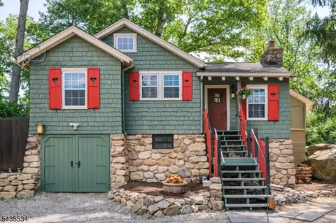 7 Woodbine Ln, Sparta, NJ 07871