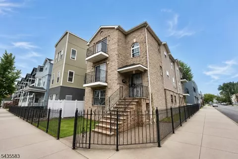 711 S 11th St, Newark, NJ 07103