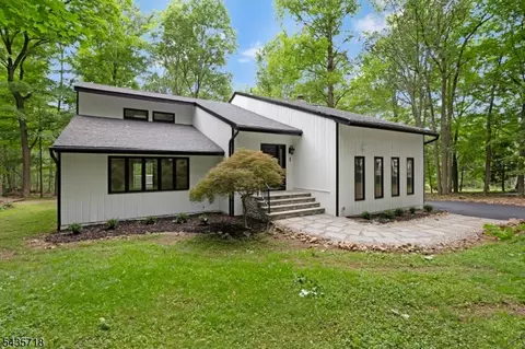 1 Fernwood Rd, Warren, NJ 07059
