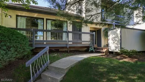 288 Crabtree Ct, Basking Ridge, NJ 07920