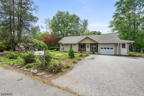 13 Island Trl, Hewitt, NJ 07421