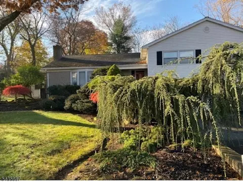 4 Willow Ln, Caldwell, NJ 07006