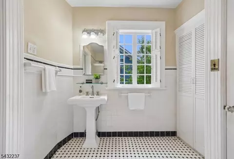 Bath - 500 Berkeley Ave, City Of Orange, NJ 07050 photo 2 of 4