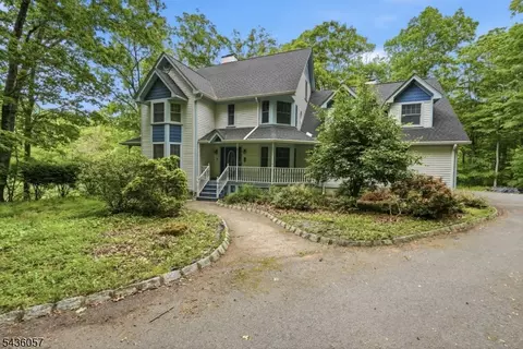 4 Meadow Oak Dr, Blairstown, NJ 07825