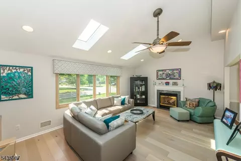 22 Woodbine Trl, Parsippany, NJ 07054