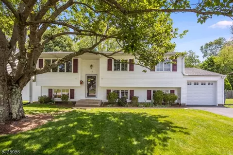 52 Saint Marys Dr, Succasunna, NJ 07876