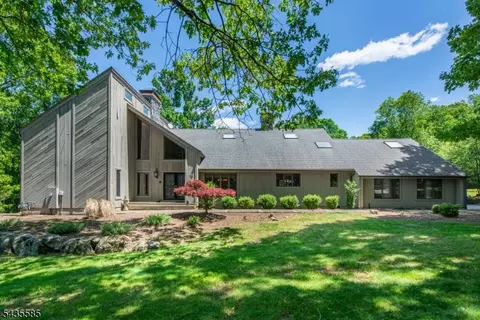 15 Wilshire Dr, Sparta, NJ 07871