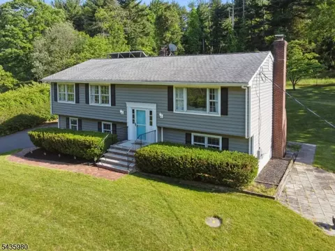 16 Old Mountain Rd, Lebanon, NJ 08833