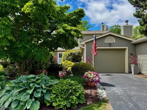 11 Old Fourth Dr, Oak Ridge, NJ 07438