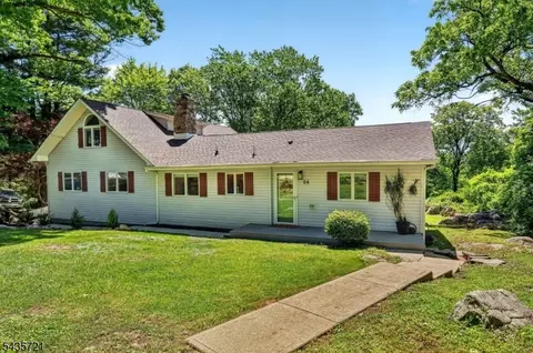 24 Skytop Rd, Long Valley, NJ 07853