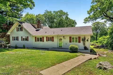 24 Skytop Rd, Long Valley, NJ 07853