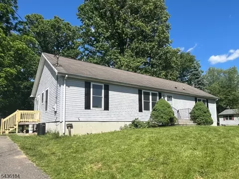 23 Elm St, Oxford, NJ 07863