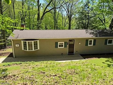 18 Northwood Dr, High Bridge, NJ 08829