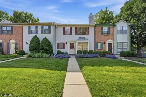 2 Veros Ln, Franklin Park, NJ 08823