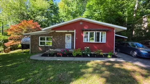 5 Lakeview Dr S, Hamburg, NJ 07419