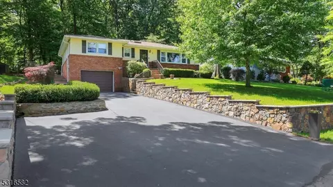 5 Johanna Ln, Watchung, NJ 07069