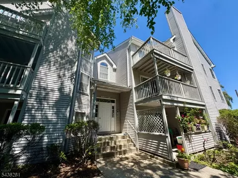 8 Quartz Ln, Paterson, NJ 07501