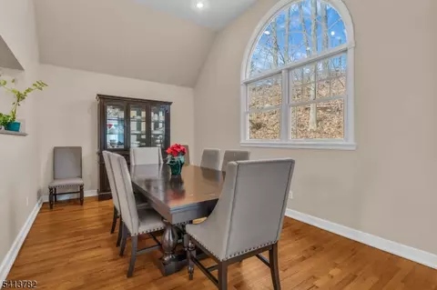 15 High Mountain Rd, Oakland, NJ 07436