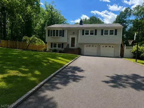 100 Fawn Ridge Dr, Millington, NJ 07946
