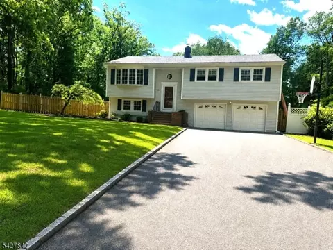 100 Fawn Ridge Dr, Millington, NJ 07946