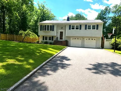 100 Fawn Ridge Dr, Millington, NJ 07946