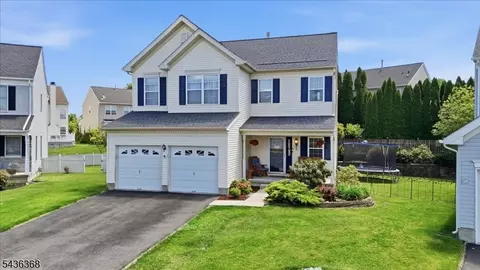 814 Mary Cir, Stewartsville, NJ 08886