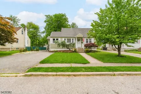 3 Roy Ave, Bloomingdale, NJ 07403