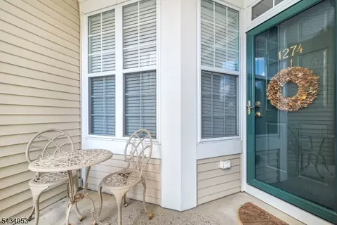 1274 Fairview Cir, Stewartsville, NJ 08886