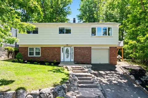 101 Pocono Trl, Hopatcong, NJ 07843