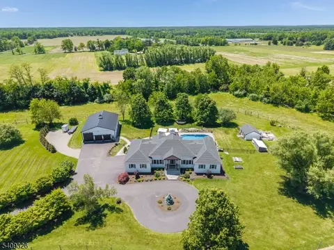 16 Wolverton Rd, Pittstown, NJ 08867