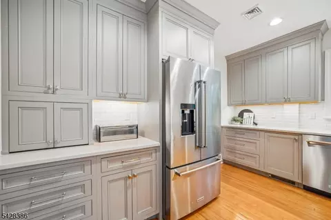 Kitchen - 148 Beekman Rd, Summit, NJ 07901 photo 2 of 2