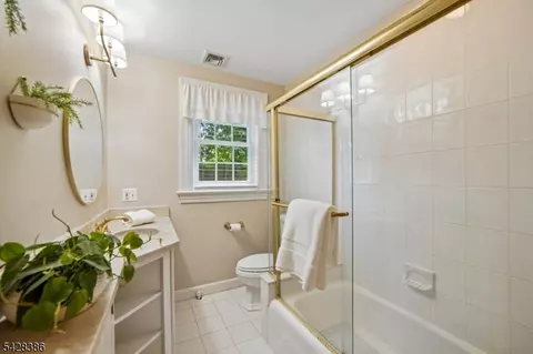 Bath - 148 Beekman Rd, Summit, NJ 07901 photo 3 of 3