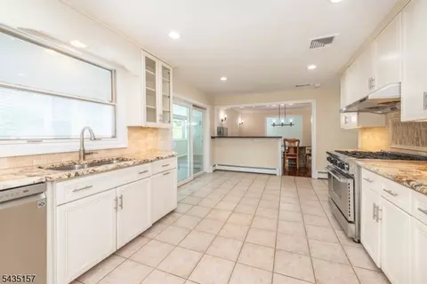 68 Mandeville Dr, Wayne, NJ 07470 photo 4